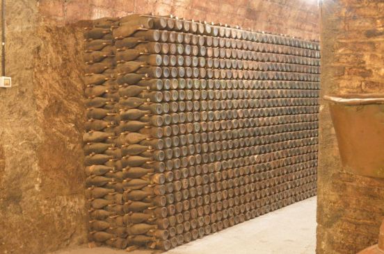 Flat-bottomed cava bottles